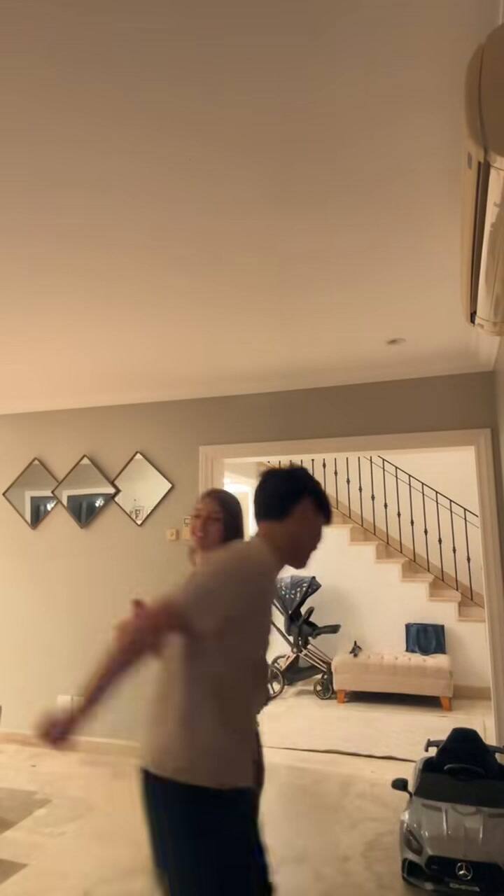 Allegra Cubero junto a su novio en TikTok