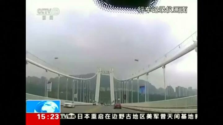 China: un colectivo cae desde un puente en medio de una pelea - Fuente: Reuters
