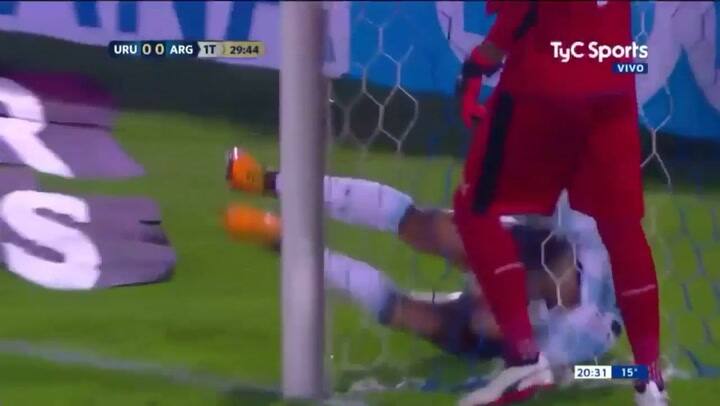 Otamendi no llegó al centro de Messi