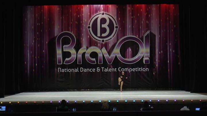 Ella Collins en su competencia de danza