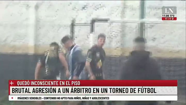 Brutal agresión a un árbitro en un torneo de fútbol; quedó inconsciente en el piso