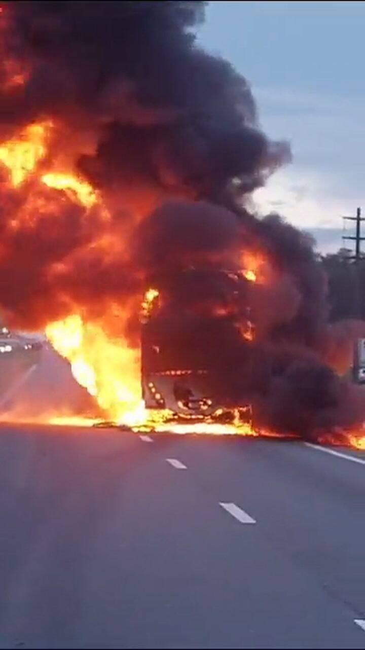 Un micro se prendió fuego en Zárate