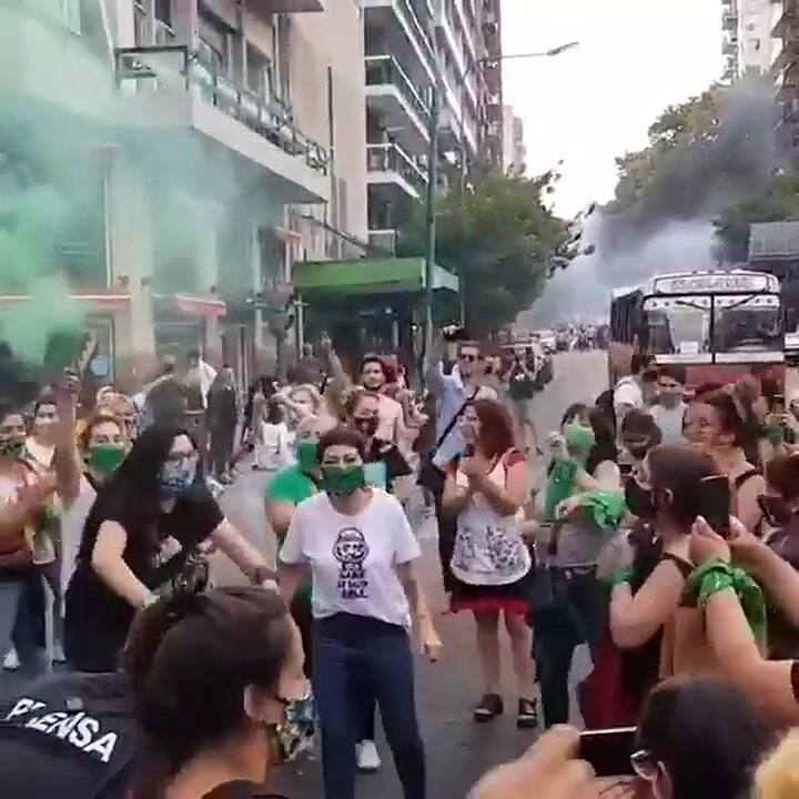 Mayra Mendoza bailando en la calle el Día de la Militancia