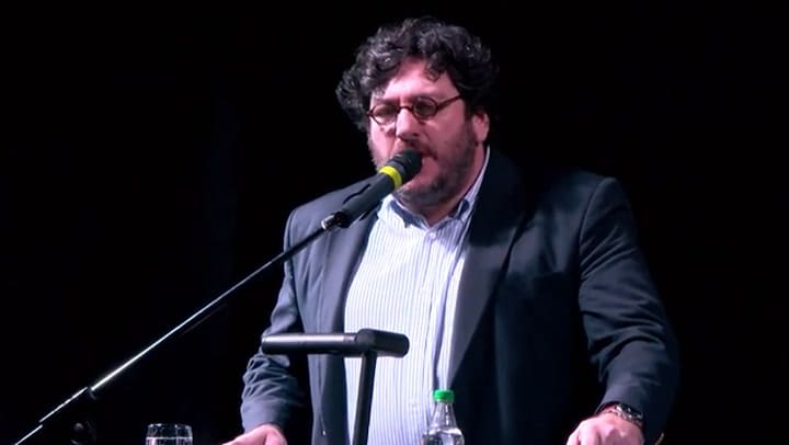 Un grupo de manifestantes impidió el discurso de apertura de la Feria del Libro - Fuente: Télam