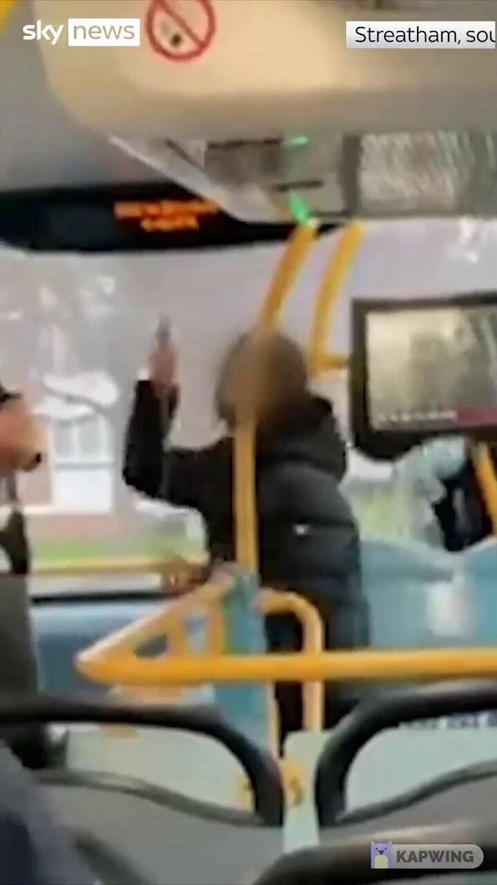 Dos pasajeros se pelearon con espadas en un colectivo de Londres