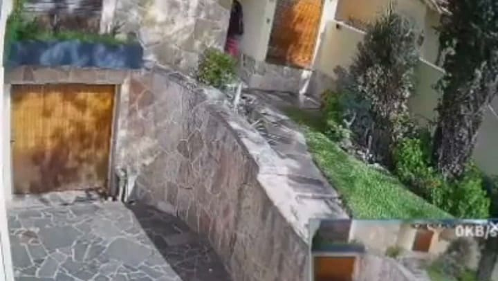 Volvían de comprar y cinco delincuentes que estaban en su casa las obligaron a entrar