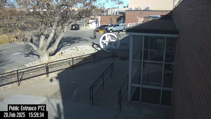 El video de vigilancia muestra a seis agentes del ICE persiguiendo al presunto miembro del Tren de Aragua en el estacionamiento de la cárcel