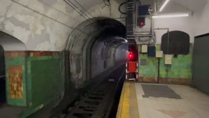 Subte. La línea C está interrumpida por presencia de humo