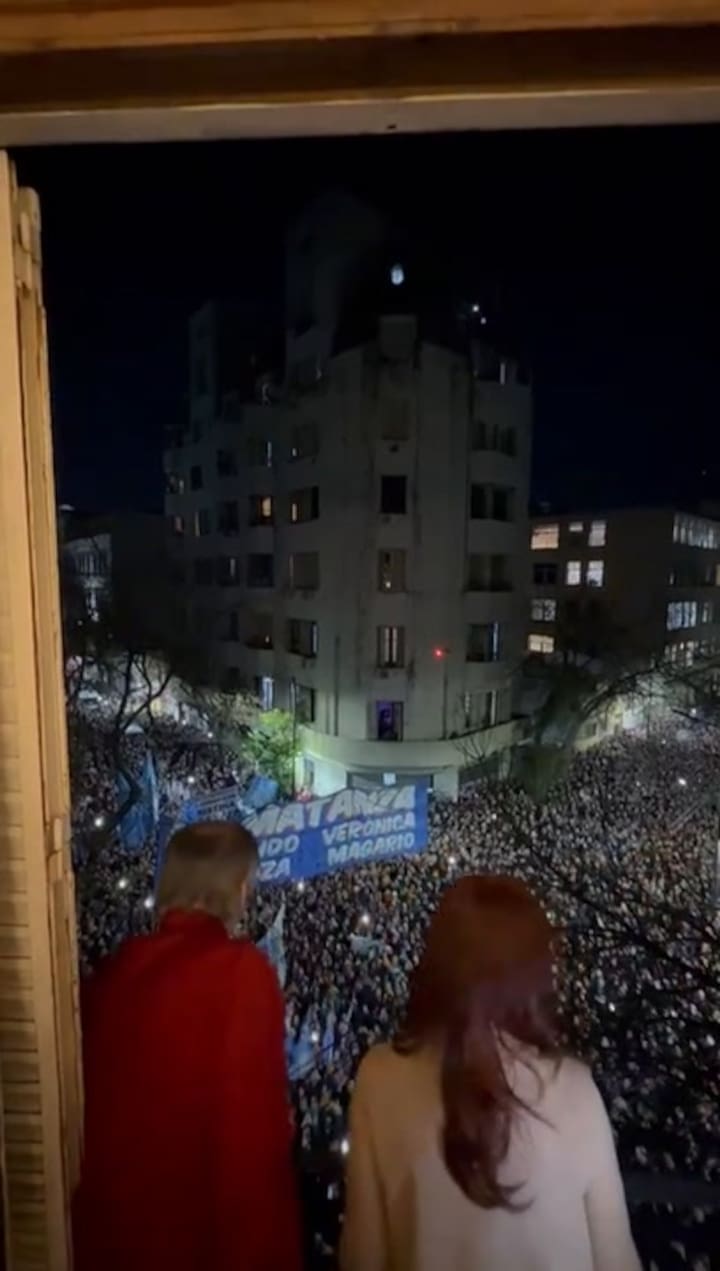 Cristina saluda a la militancia desde el balcón de su casa