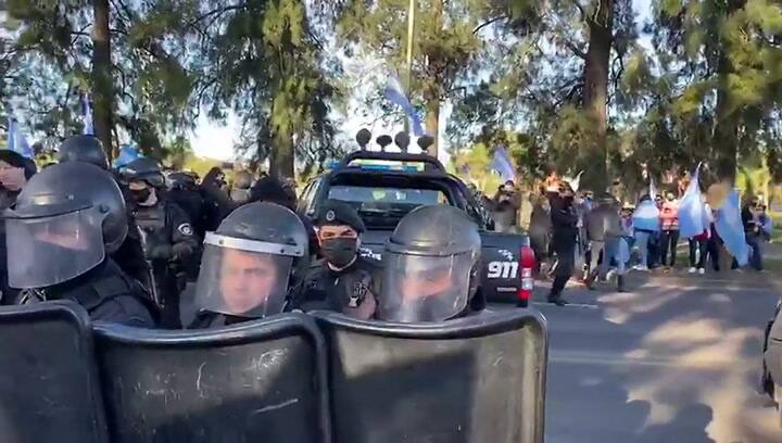 Barricada policial custodia las instalaciones de Vicentín - Fuente: Twitter