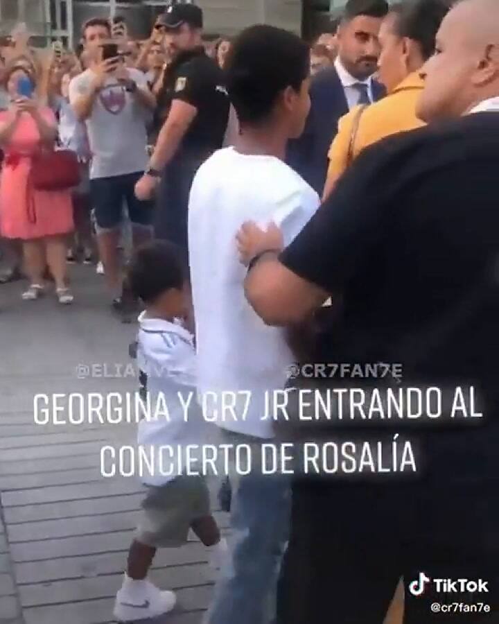 El hijo de Ronaldo fue a un show de Rosalía y su camiseta abrió un