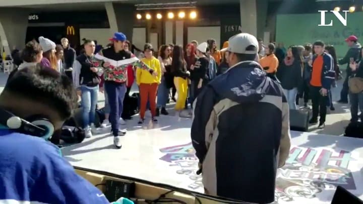 El dj Ronald Castellanos musicaliza una competencia de freestyle