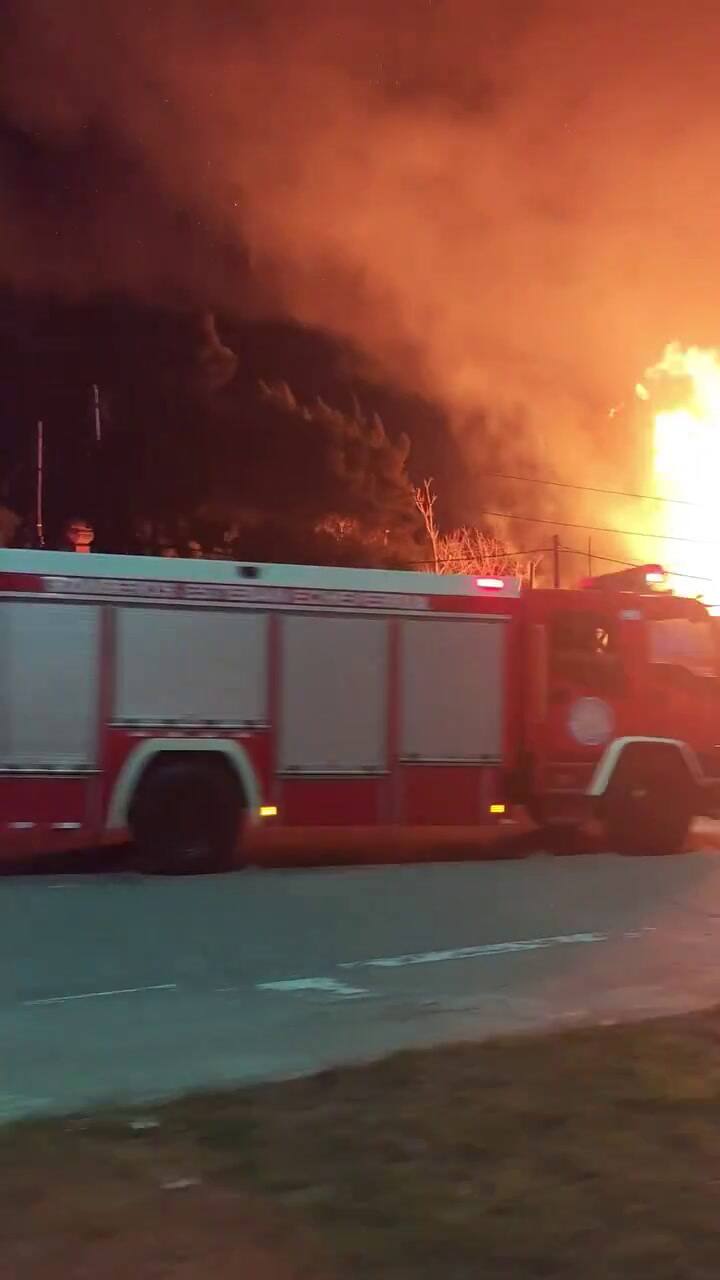 Se registró un incendio en un depósito de pallets.