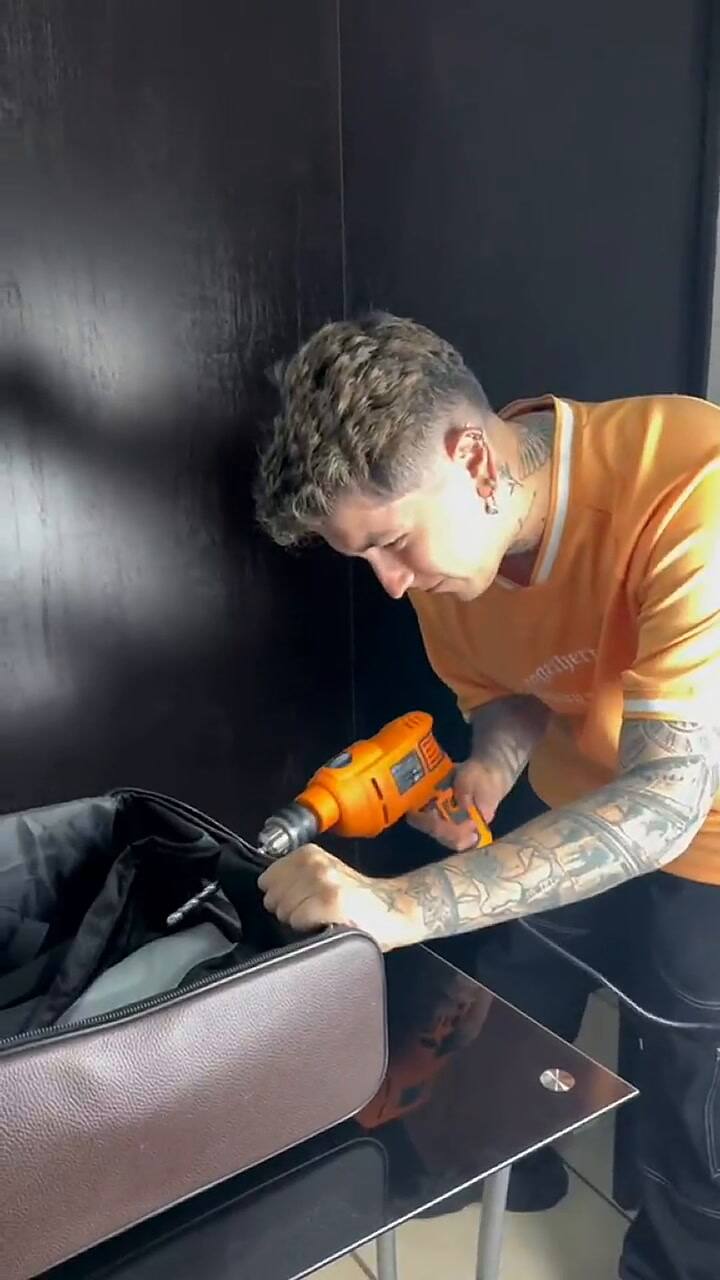 Un tiktoker puso una cámara oculta en su valija y esto fue lo que encontró