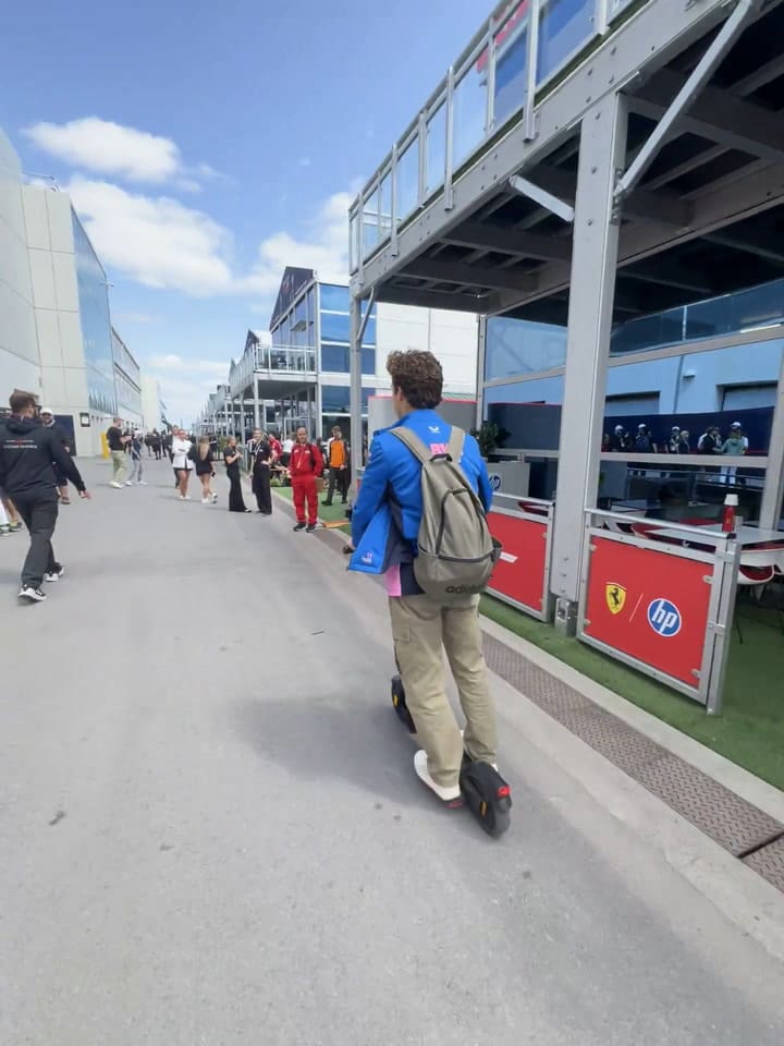 A lo Lewis Hamilton: Colapinto llegó al GP de Canadá en monopatín y sorprendió a todos