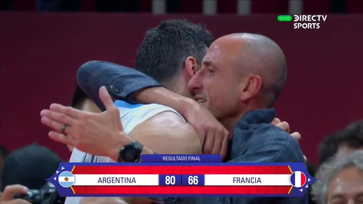 El abrazo entre Scola y Ginóbili