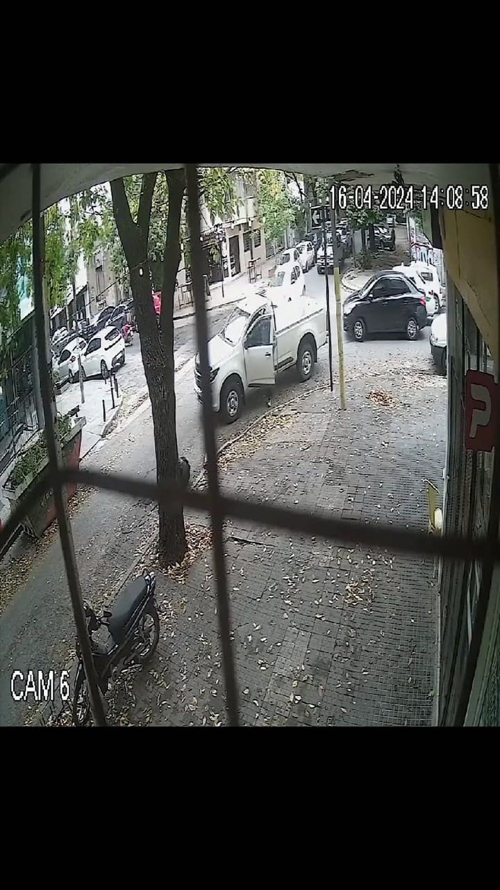 #Laplata 10 Y 61. Dicen Que El De La Camioneta Nunca Dejó Sus Datos, Como Prometió. Ayer Pasó Por La Heladería De La Esquina Para Averiguar Si Alguien Había Preguntado Por éL, Quedó En Volver Hoy Y No Lo Hizo. L