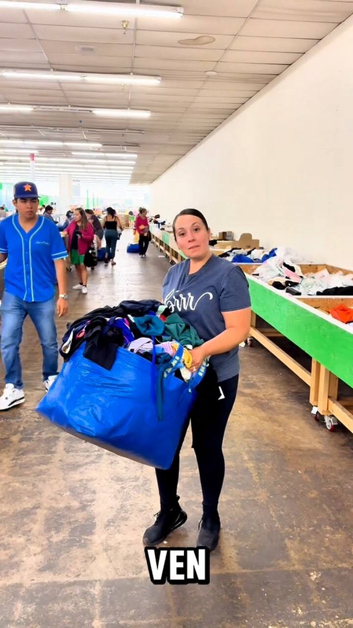 Compró una bolsa llena de ropa por 25 dólares y dice cómo conseguirla