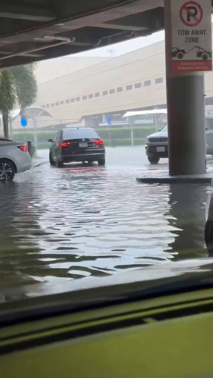 Los viajeros caminaban entre el agua con sus pertenencias