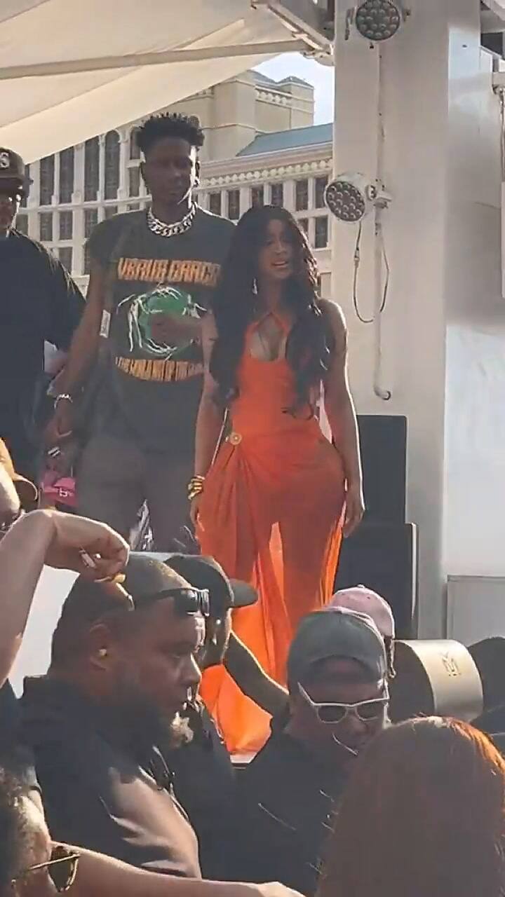 Cardi B lanzó el micrófono a un asistente al recital que le tiró un vaso de cerveza