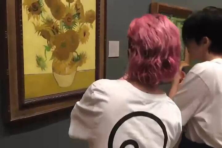 Dos activistas tiraron salsa de tomate sobre Los girasoles de Van Gogh