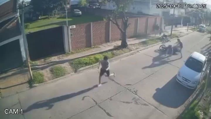 Motochorros lo amenazaron con matarlo, pero el vendedor de chipá los enfrentó a golpes y los hizo huir