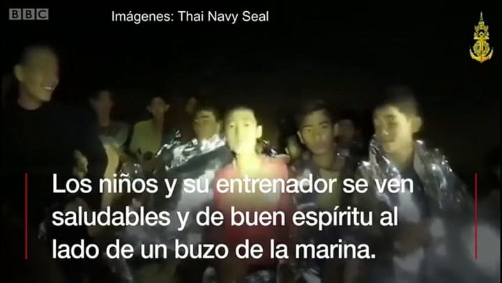 Nuevo video de los adolescentes atrapados en una cueva de Tailandia - Fuente: BBC