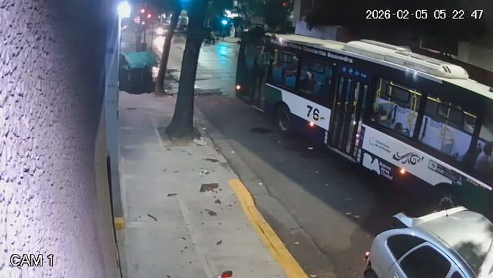 Un colectivo de la línea 76 chocó a un contenedor de basura y tres vehículos que estaban estacionados