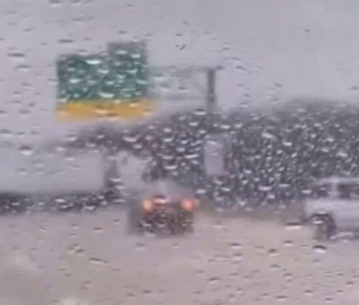 Camiones y vehículos bloqueados sobre rutas heladas en Kansas, luego de la nevada histórica que avanzó hacia el Atlántico medio