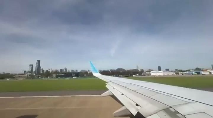 Un avión de Aerolíneas tuvo una falla en un motor cuando despegaba y cerraron Aeroparque