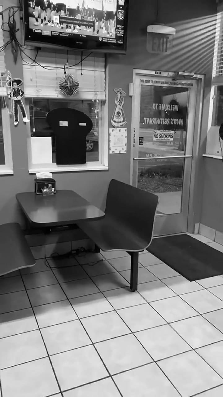 El primer video que publicó Carlos: su papá abrió un restaurante y nadie llegó