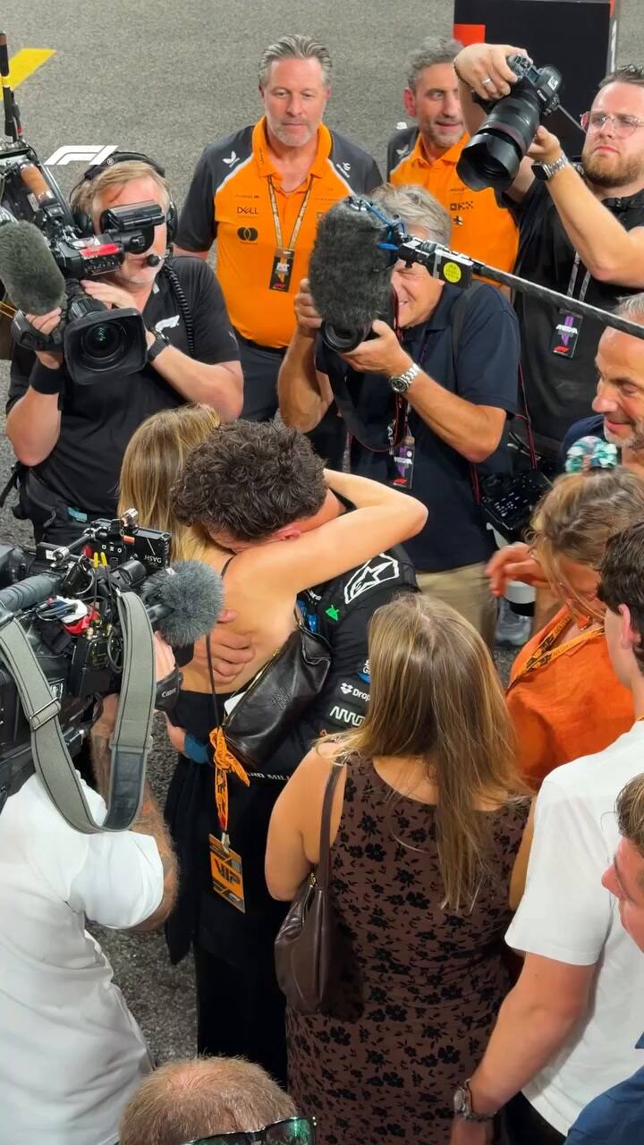 El apasionado beso de Lando Norris y Magui Corceiro tras el campeonato del mundo