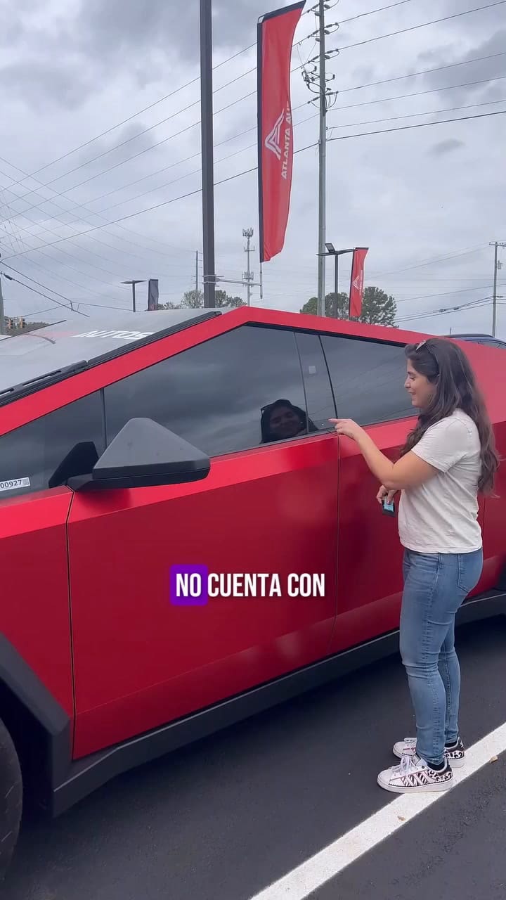 ¿Qué Opinás Del #Cybertruck Muchas Gracias @Atlantaautos Por Brindarme La Mejor Experiencia! Son Los #1 ️#Travelblogger #Estadosunidos #Viajando #Auto #Camioneta #Tesla #Teslamodels #Atlanta #Elonmusk