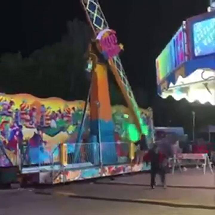 El momento en que intentan parar un juego en un parque de diversiones para evitar una tragedia