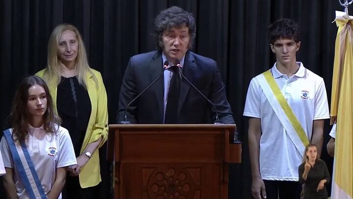 Javier Milei calificó a Sandra Pettovello como una "máquina de encontrar curros"