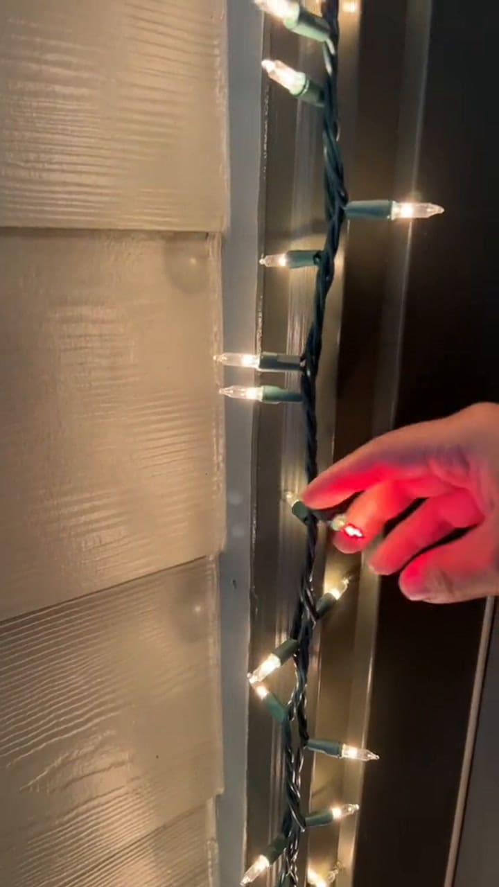 Revelan cuál es el verdadero significado de la luz roja en el árbol de Navidad