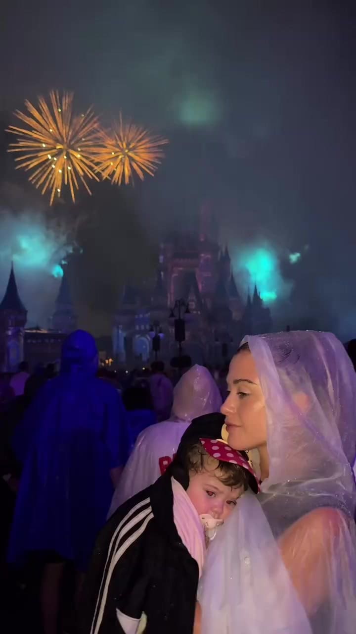 Kun Agüero, Sofía Calzetti y Olivia disfrutaron de Disney