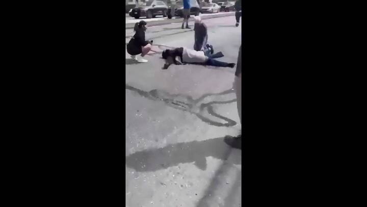 Canadá: chocó contra un auto, salió volando por los aires y su moto terminó colgada de un semáforo
