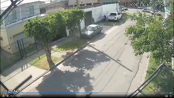 El momento en que dos adolescentes, uno de 13 y otro de 18 años, huían con la moto que acababan de robar