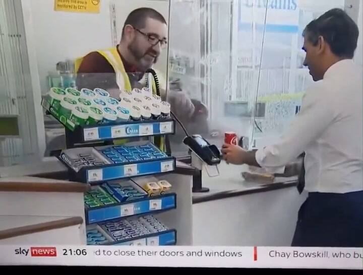El incómodo momento que Rishi Sunak pasó al querer usar una tarjeta de crédito