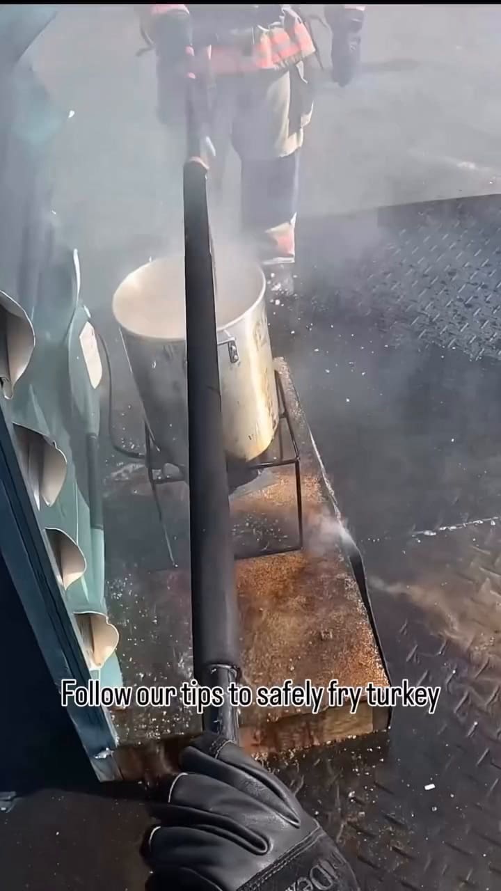 Bomberos muestran el peligroso efecto de freír el pavo congelado