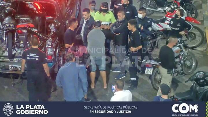 La cámara de seguridad que muestra las amenazas a una inspectora en La Plata