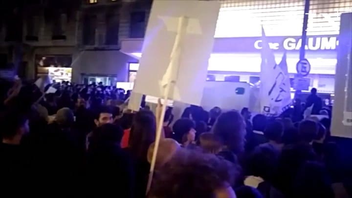 Asamblea en apoyo al INCAA frente al Cine Gaumont