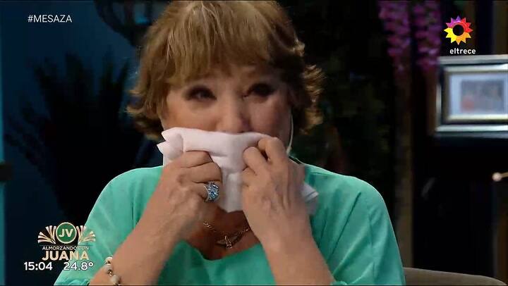 El hilarante accidente de Betiana Blum con la comida en la mesa de Juanita: "No se me puede sacar a pasear"