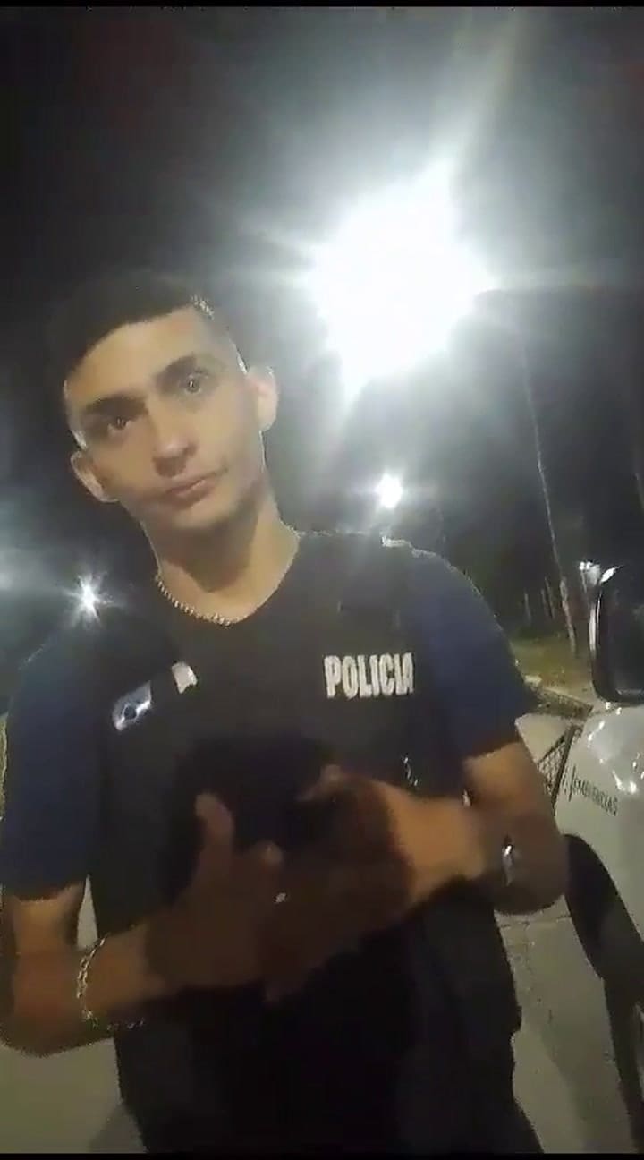 Filman a un policía en funciones totalmente ebrio