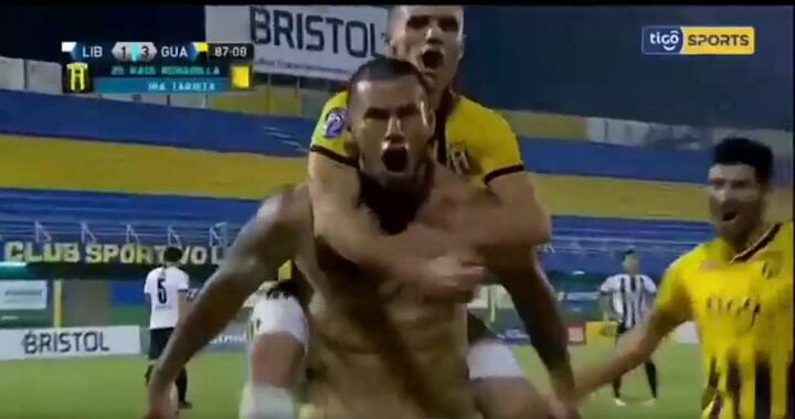 El escandaloso festejo de gol de un delantero argentino en Paraguay