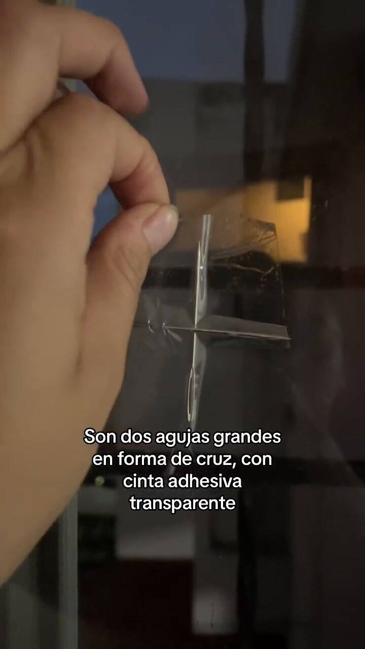 Se mudó a un nuevo departamento e hizo un extraño hallazgo en la ventana que la aterrorizó