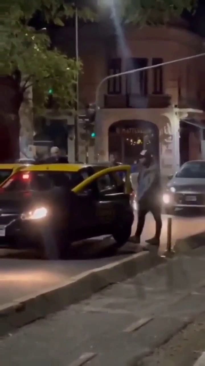 Palermo: una salvaje pelea entre dos taxistas terminó con un motociclista atropellado