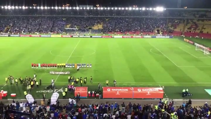 El cálido recibimiento de los hinchas de Millonarios a Miguel Ángel Russo - Fuente: Twitter
