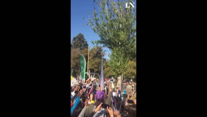 Francisco llegó al parque O'Higgins a bordo del papamóvil